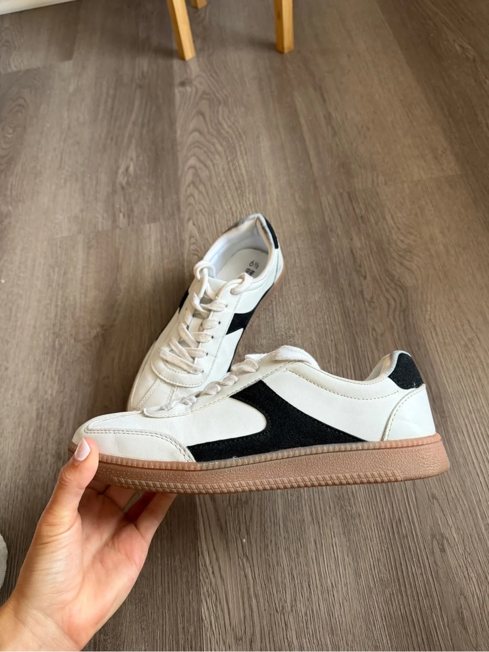 Women’s Casual White and Black Low-Top Sneakers